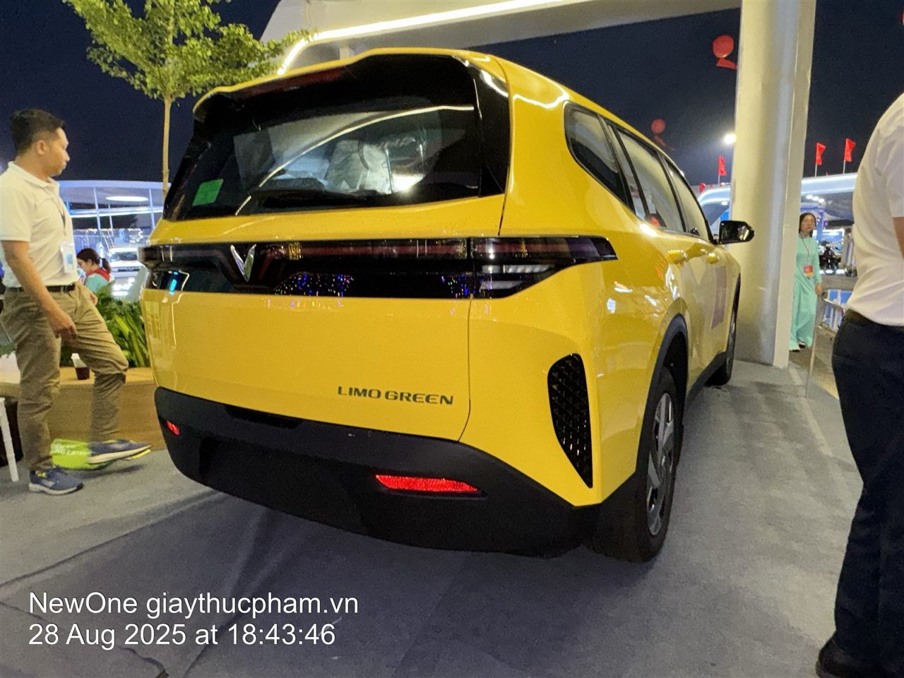 VinFast Limo Green 7 chỗ màu trắng, xám, đen hoặc đỏ với camera hành trình lắp trên kính trước