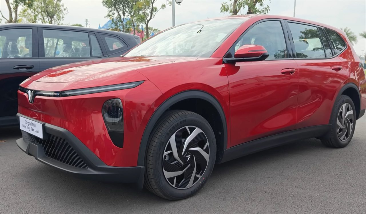 VinFast Limo Green nhìn trực diện đầu xe