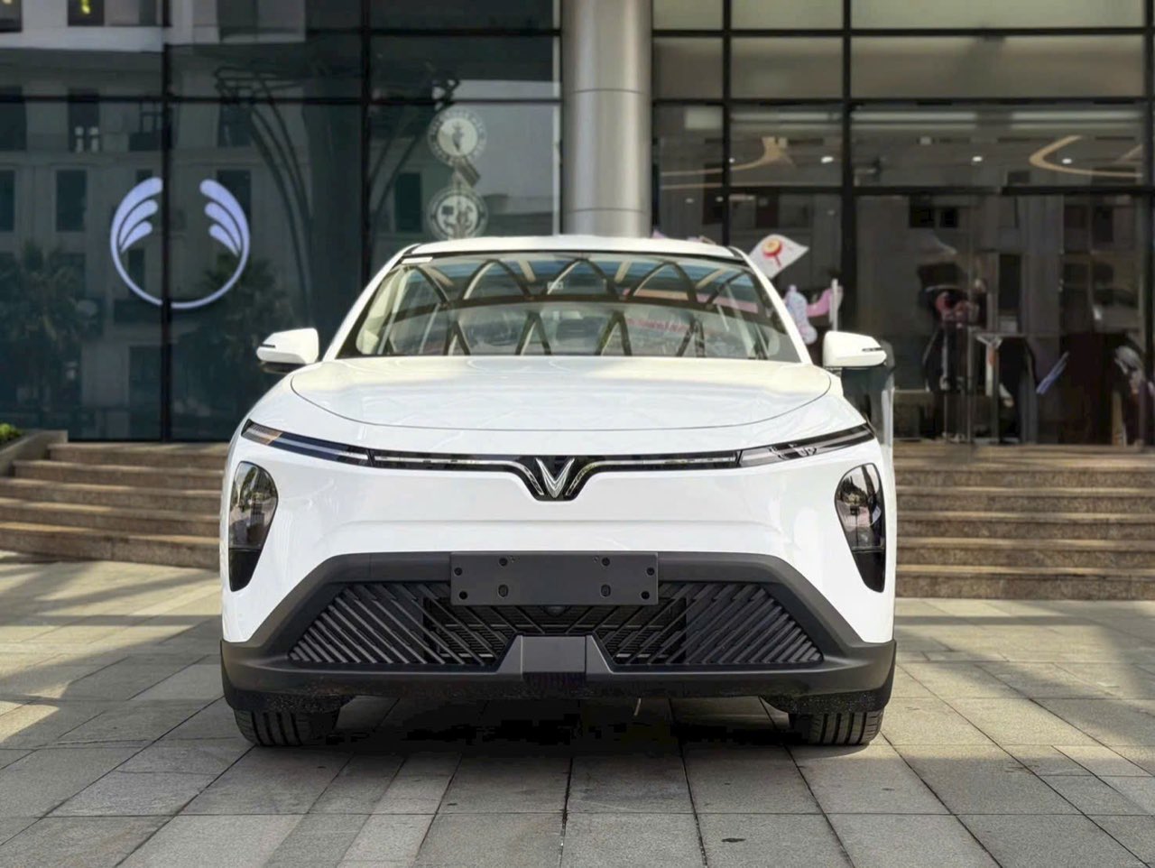 VinFast Limo Green màu Trắng nhìn trực diện đầu xe