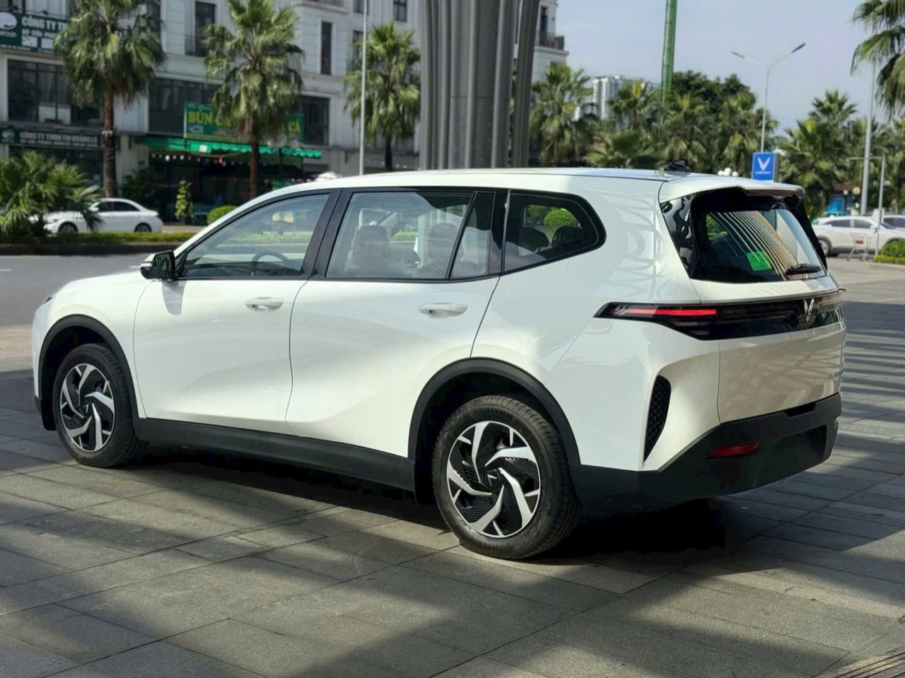 VinFast Limo Green màu Trắng Brahminy nhìn ngang
