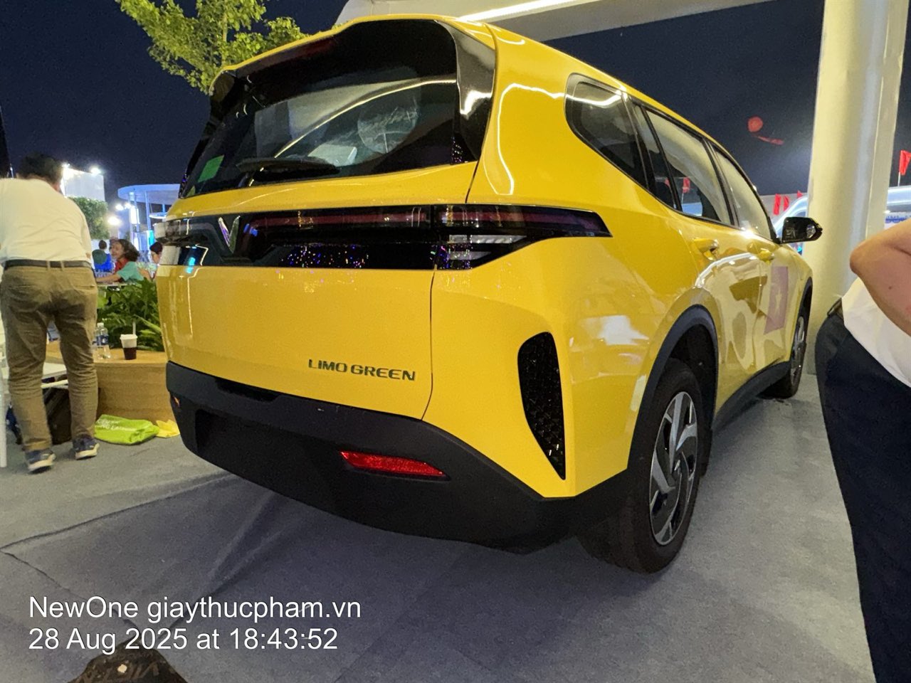 VinFast Limo Green 2026 - xe MPV điện 7 chỗ chuyên dụng màu trắng Brahminy tại ChungAuto